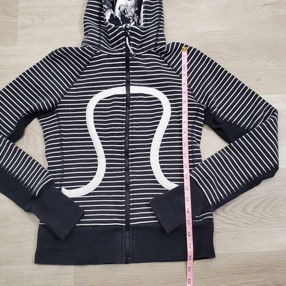 Lululemon Womens Scuba Hoodie Jacket in Parallel Stripe Black/white Stretch Sz 4 - Picture 4 of 9
